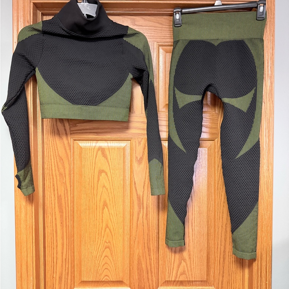 Stylish Black and Green Leggings Set